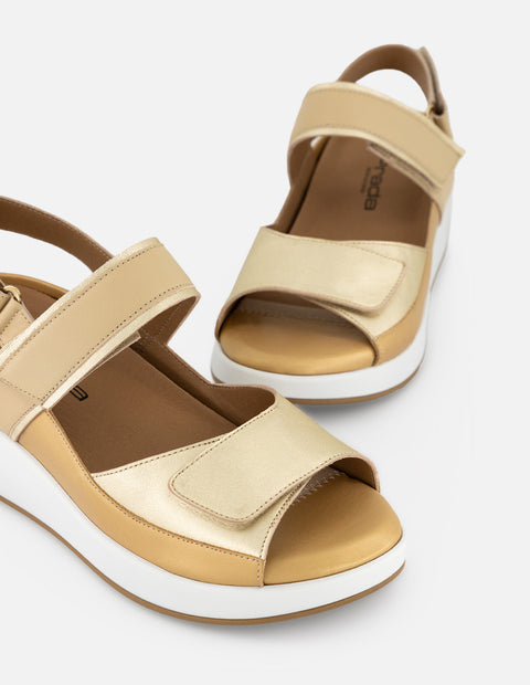 Sandalias color dorado en piel napa y metalizada para mujer con velcro