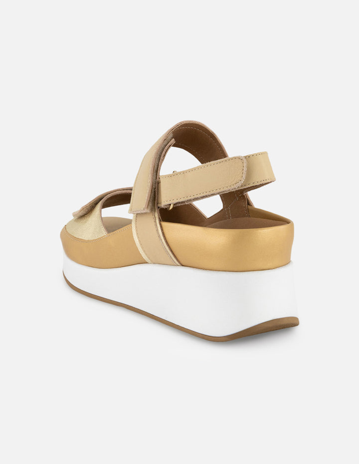 Sandalias color dorado en piel napa y metalizada para mujer con velcro