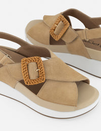 Sandalias beige para mujer con acabado aterciopelado
