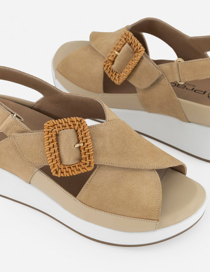 Sandalias beige para mujer con acabado aterciopelado
