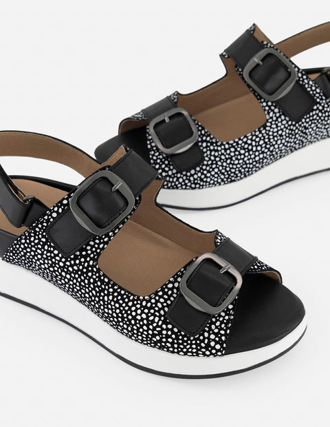 Sandalias blancas para mujer con estampado en contraste