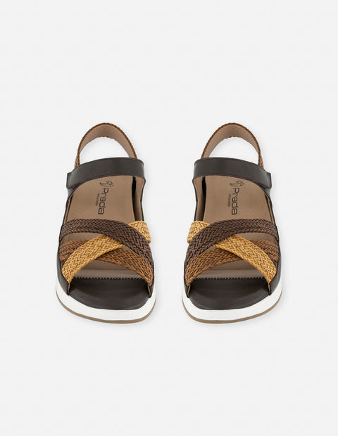 Sandalias café para mujer con efecto trenzado