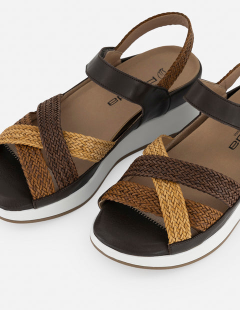 Sandalias café para mujer con efecto trenzado