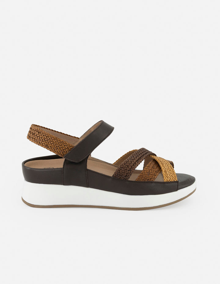 Sandalias café para mujer con efecto trenzado