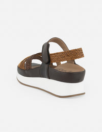 Sandalias café para mujer con efecto trenzado