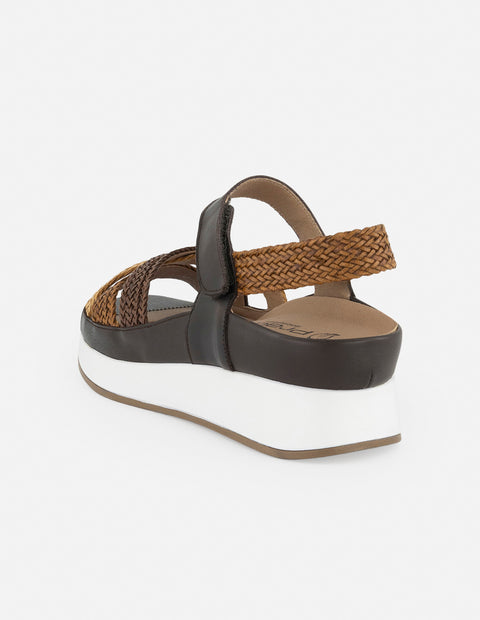 Sandalias café para mujer con efecto trenzado