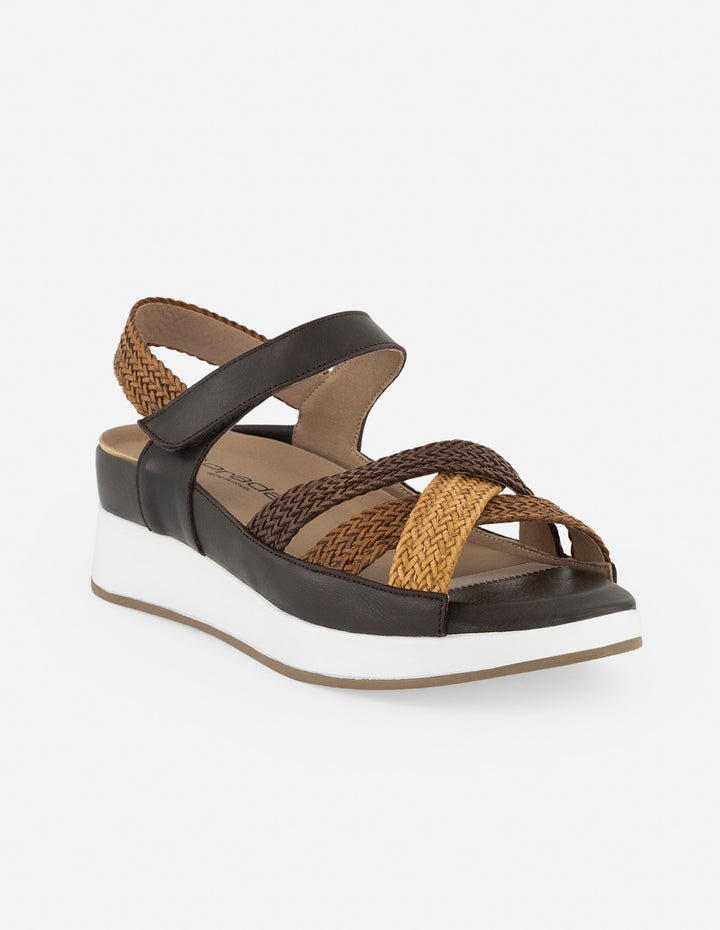 Sandalias café para mujer con efecto trenzado