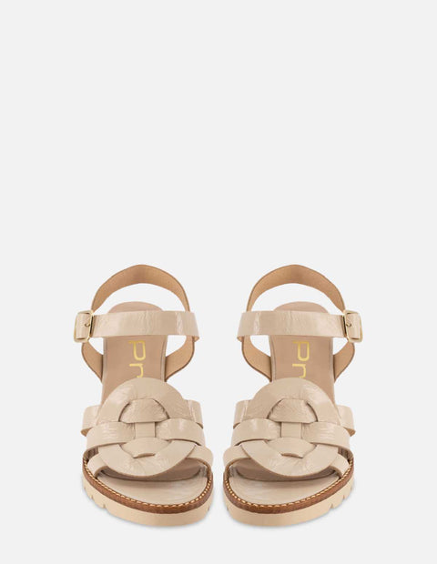 Sandalia en piel charol papiro color beige para mujer