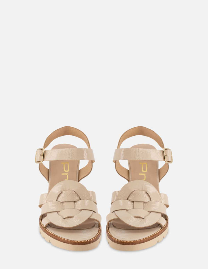 Sandalia en piel charol papiro color beige para mujer