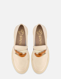 Mocasín en piel color hueso con detalle de cadena para mujer