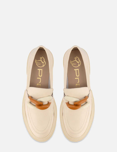 Mocasín en piel color hueso con detalle de cadena para mujer