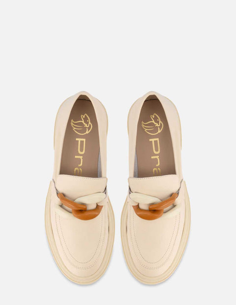 Mocasín en piel color hueso con detalle de cadena para mujer