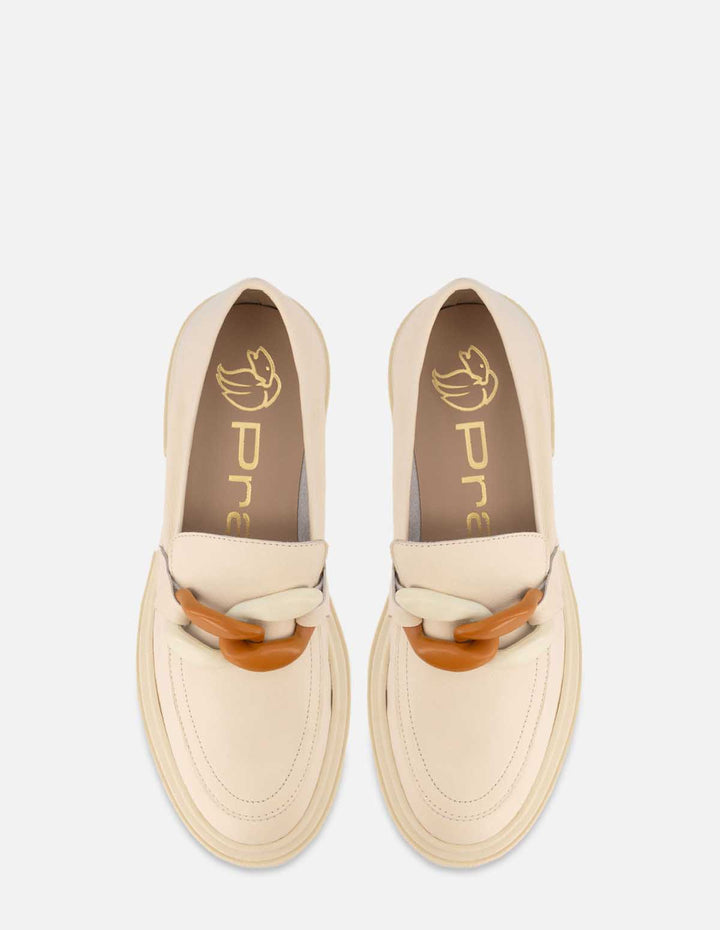 Mocasín en piel color hueso con detalle de cadena para mujer