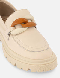 Mocasín en piel color hueso con detalle de cadena para mujer
