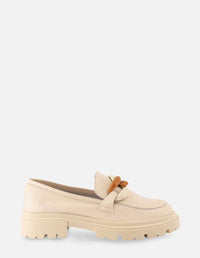 Mocasín en piel color hueso con detalle de cadena para mujer