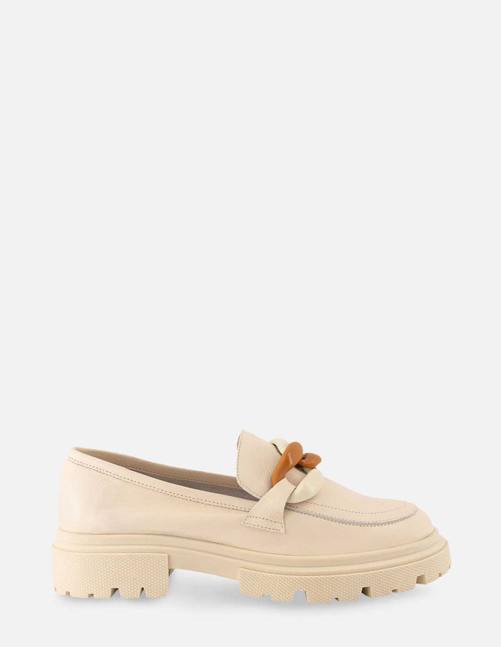 Mocasín en piel color hueso con detalle de cadena para mujer