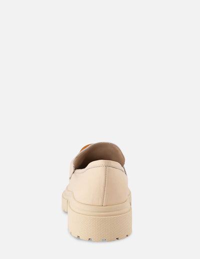 Mocasín en piel color hueso con detalle de cadena para mujer