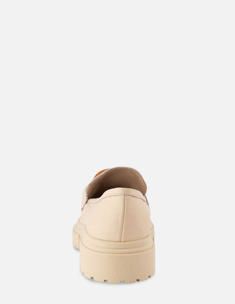 Mocasín en piel color hueso con detalle de cadena para mujer