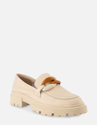 Mocasín en piel color hueso con detalle de cadena para mujer