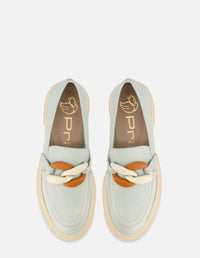 Mocasín en piel color verde con detalle de cadena para mujer