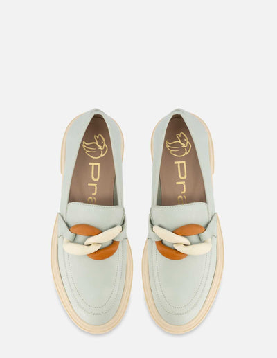 Mocasín en piel color verde con detalle de cadena para mujer