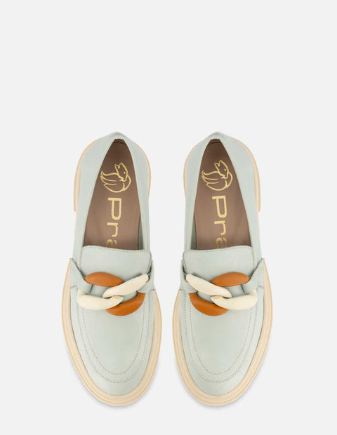 Mocasín en piel color verde con detalle de cadena para mujer