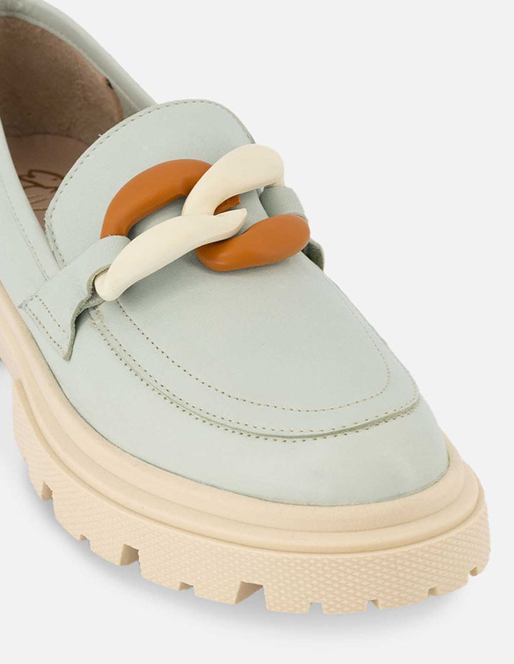 Mocasín en piel color verde con detalle de cadena para mujer