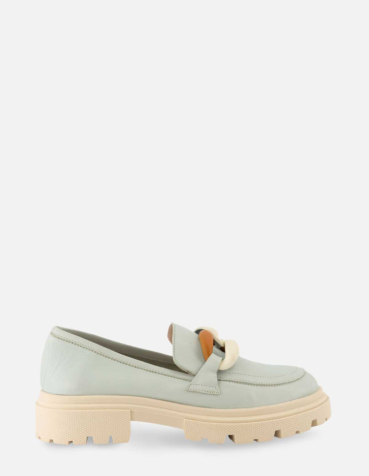 Mocasín en piel color verde con detalle de cadena para mujer