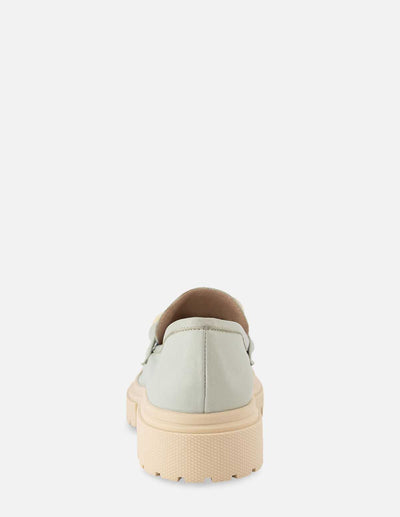 Mocasín en piel color verde con detalle de cadena para mujer