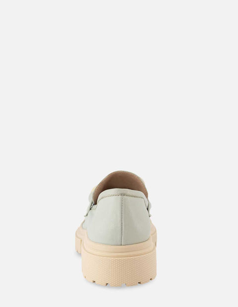 Mocasín en piel color verde con detalle de cadena para mujer
