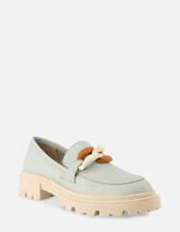 Mocasín en piel color verde con detalle de cadena para mujer