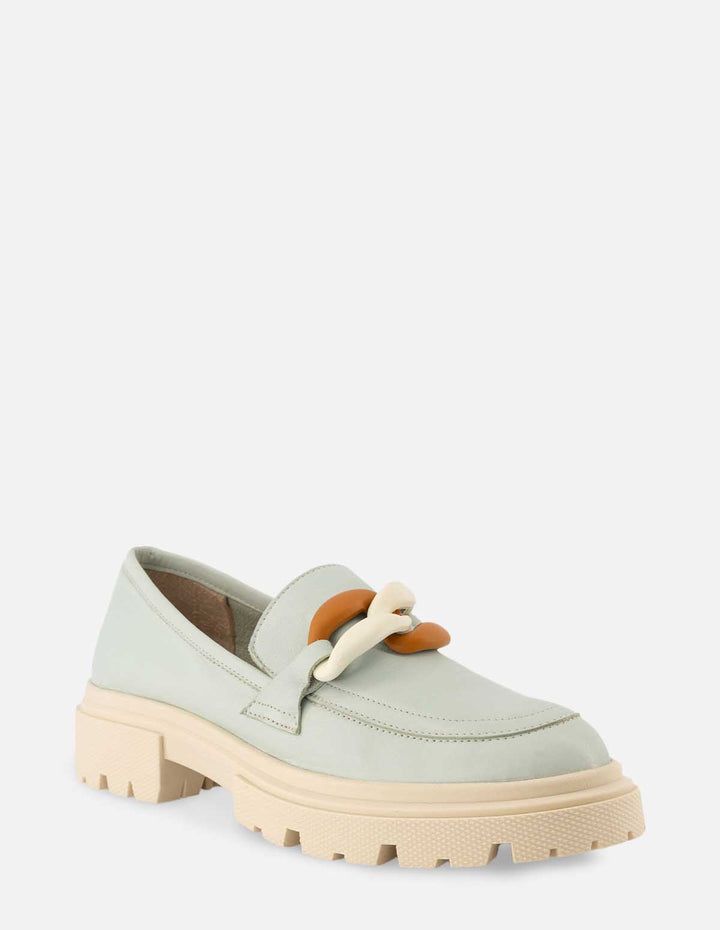 Mocasín en piel color verde con detalle de cadena para mujer