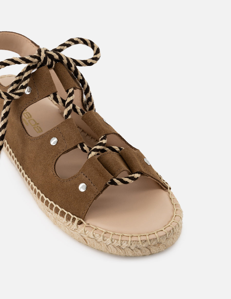 Alpargata de ante para mujer color topo con detalles de rafia