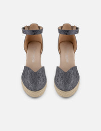 Alpargatas negras en textil satinado con hebilla al tobillo