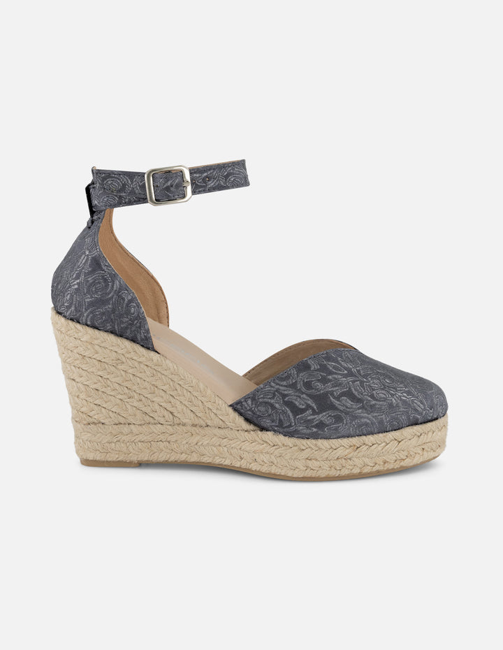 Alpargatas negras en textil satinado con hebilla al tobillo