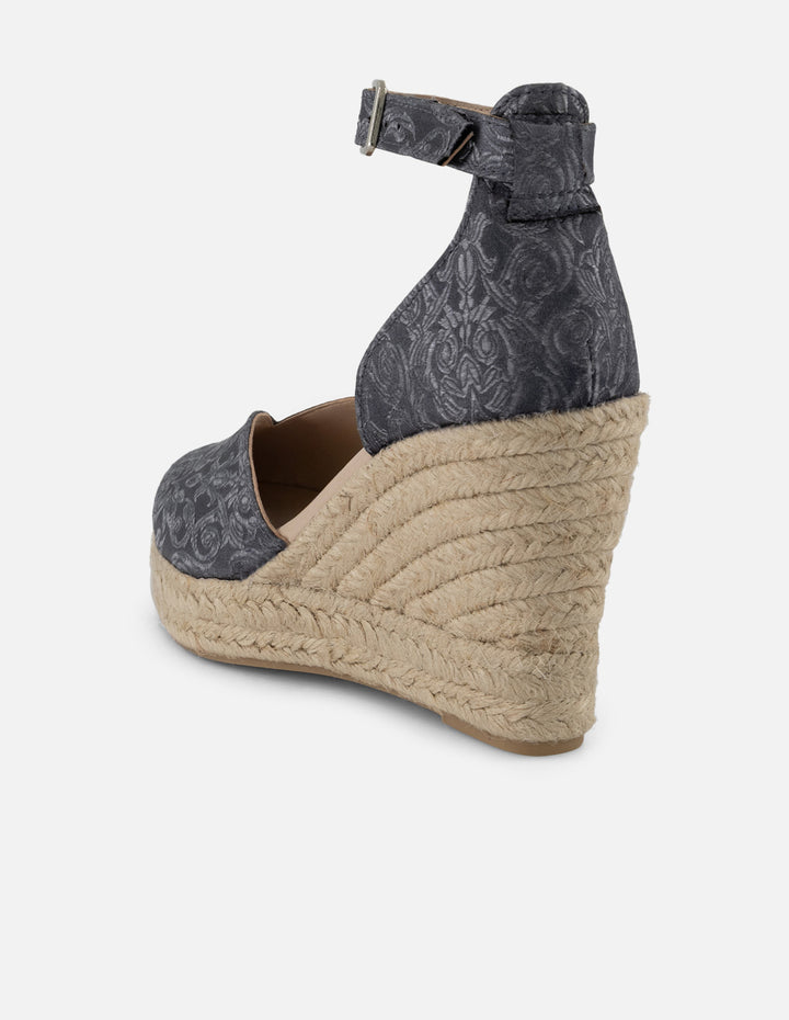 Alpargatas negras en textil satinado con hebilla al tobillo