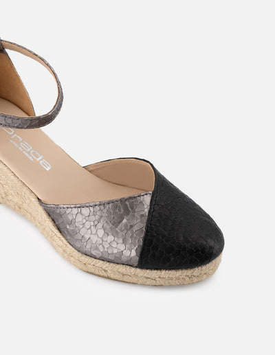 Alpargata de piel para mujer color negro y grabado tipo serpiente en colores negro y plateado