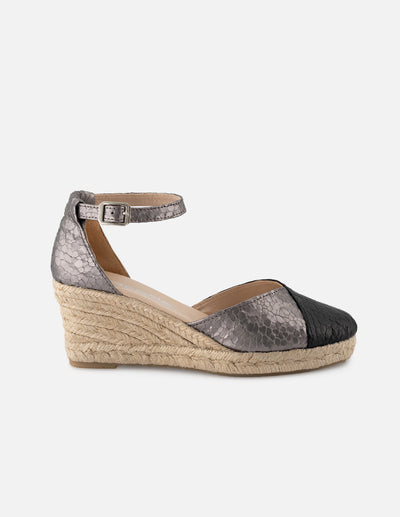 Alpargata de piel para mujer color negro y grabado tipo serpiente en colores negro y plateado