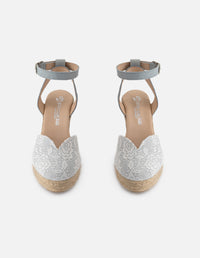 Alpargata de ante para mujer color celeste con detalles de encaje