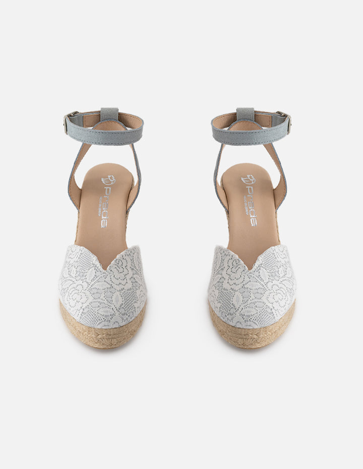 Alpargata de ante para mujer color celeste con detalles de encaje