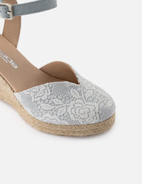 Alpargata de ante para mujer color celeste con detalles de encaje