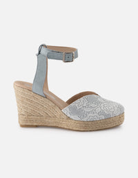 Alpargata de ante para mujer color celeste con detalles de encaje