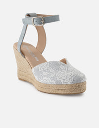 Alpargata de ante para mujer color celeste con detalles de encaje