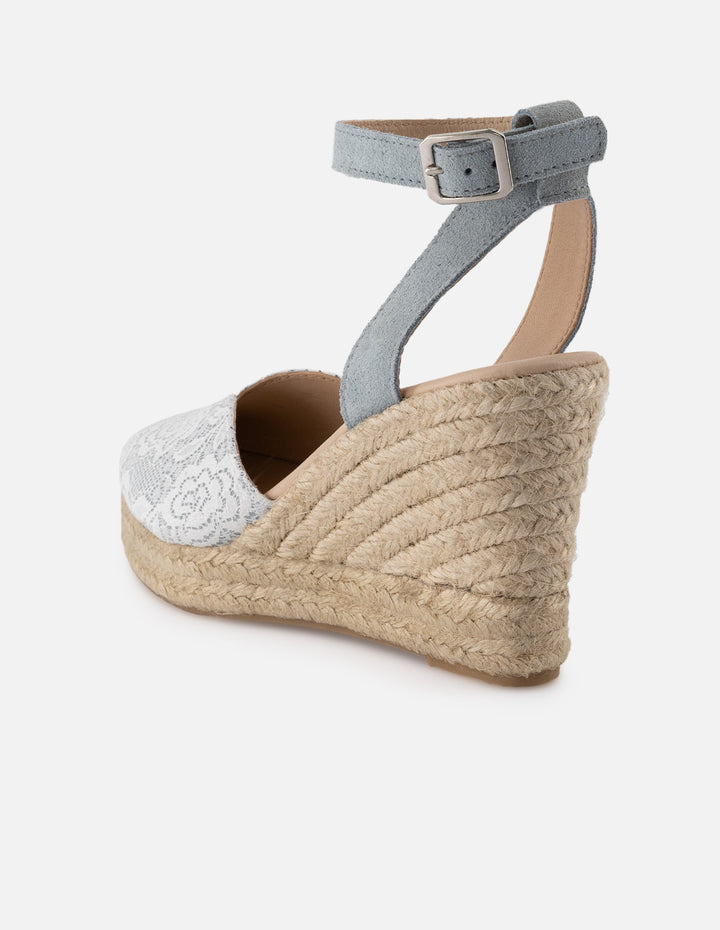 Alpargata de ante para mujer color celeste con detalles de encaje