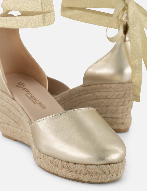 Alpargata cuña en yute color oro para mujer con acabado metalizado