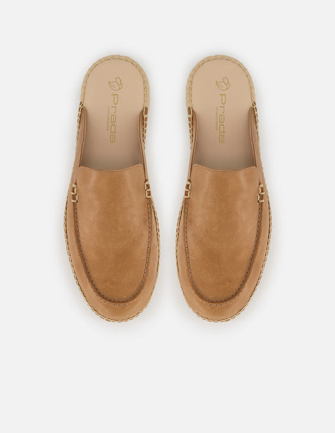 Alpargata café en piel suave con diseño destalonado para hombre