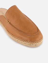 Alpargata café en piel suave con diseño destalonado para hombre