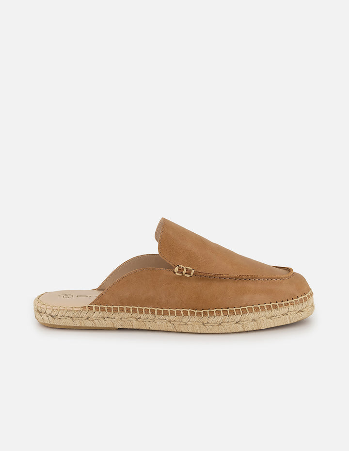 Alpargata café en piel suave con diseño destalonado para hombre