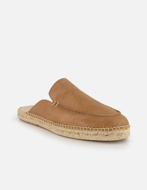 Alpargata café en piel suave con diseño destalonado para hombre