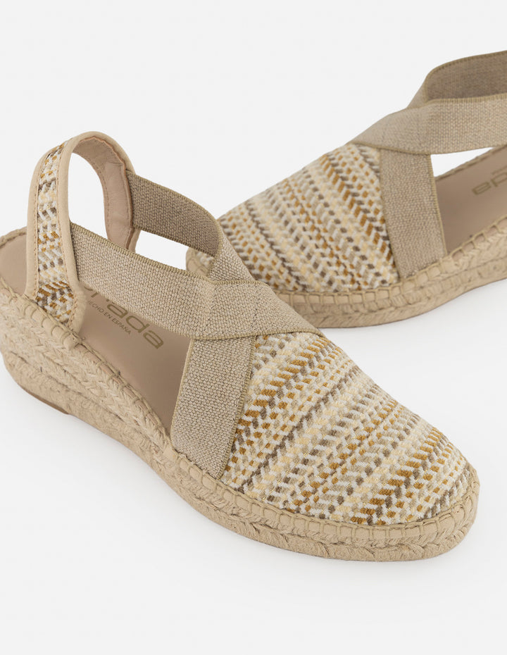 Alpargata beige para mujer con tejido entrelazado